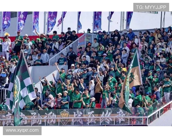 在冷雨中感谢远征球迷的全力支持与热情陪伴